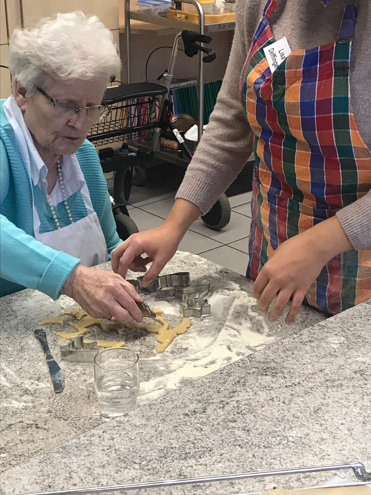 Beim Plätzchenbacken mit den Senioren in Kontakt gekommen