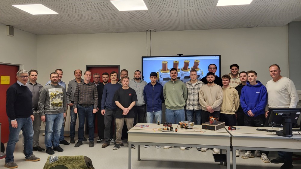 Abbildung 1: Auszubildende, Ausbilder und Lehrer nach der Präsentation der Ergebnisse Abbildung 1: Auszubildende, Ausbilder und Lehrer nach der Präsentation der Ergebnisse