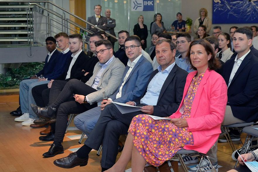 IHK-Vizepräsidentin Stefanie Peters (r.) und IHK-Vizepräsident Dirk Harten (2. v. l.) gratulieren den Auszubildenden aus dem Kreis Heinsberg, die ihre Abschlussprüfung mit der Note "Sehr gut" gemeistert haben.